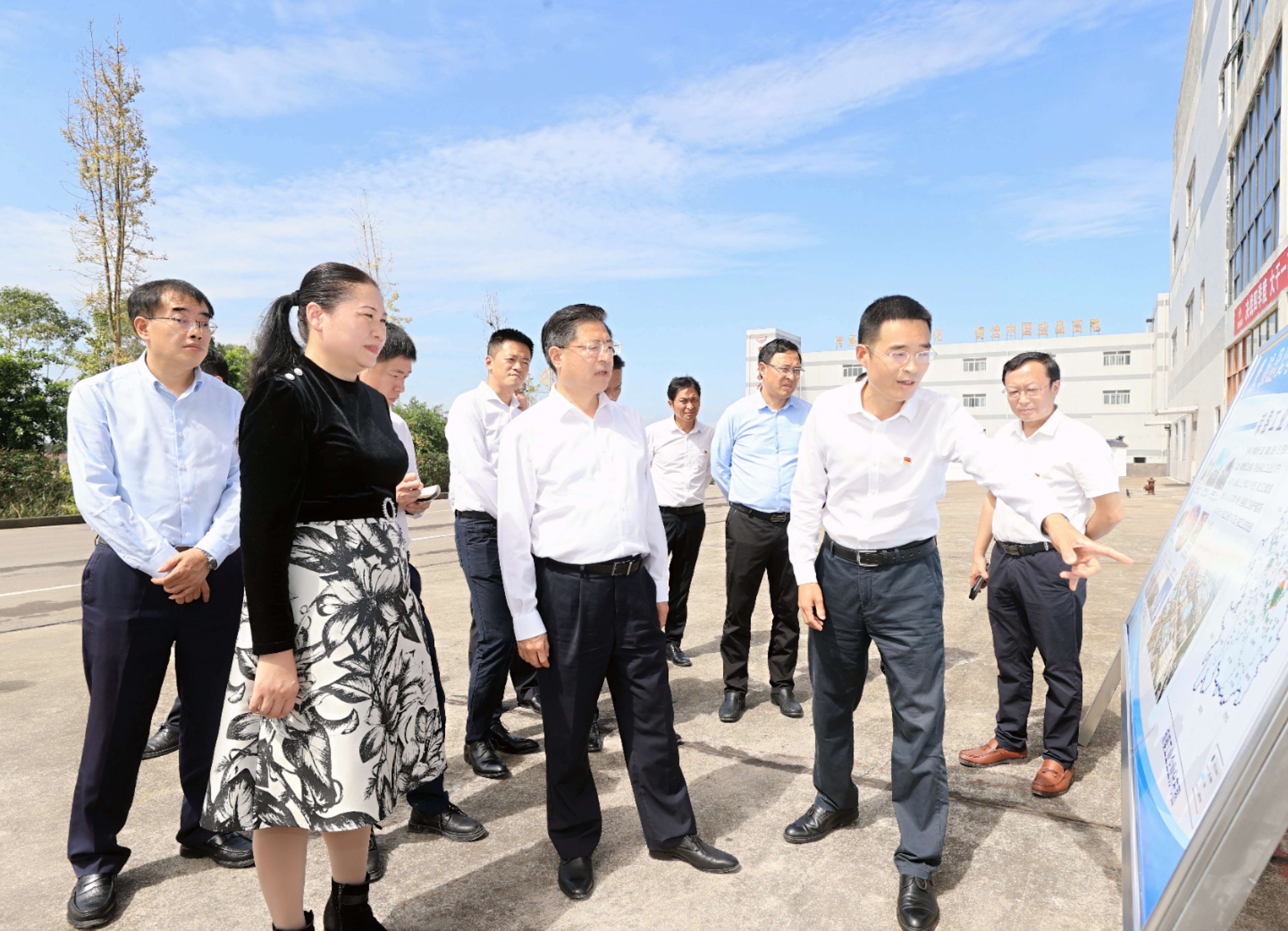 自貢市委書(shū)記何禮一行 蒞臨四川自貢馳宇鹽品有限公司調研